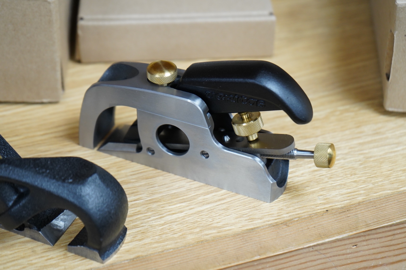 Two boxed Veritas planes; a chisel plane (05P2101), together with a bullnose shoulder plane (05P42.01)